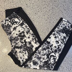 Women’s Gap Fit black & white floral workout Leggings pants small